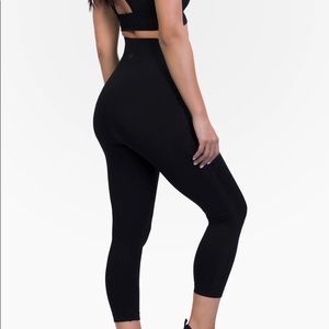 NWT Belly Bandit compression capri leggings - size small.